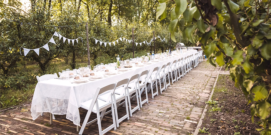 heerlijk buiten dineren aan een lang gedekte tafel