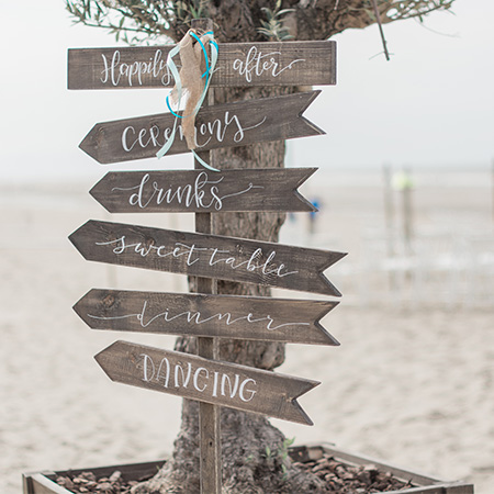 houten wegwijsbord bruiloft