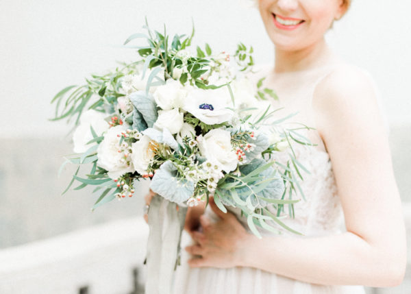 zwangere bruid met boeket