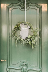 baby romper aan deur