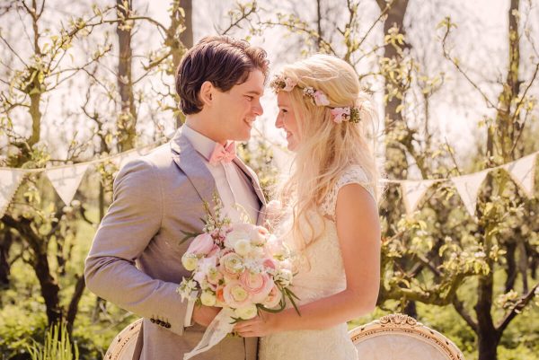 trouwen tussen de perenbloesem