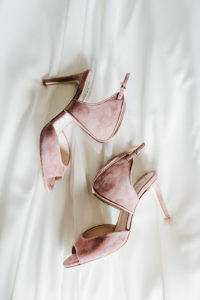Roze suède schoenen bruid