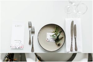 Drukwerk op dinertafel