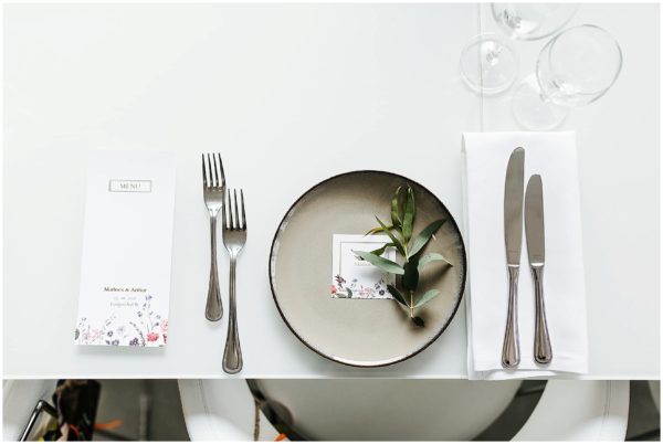 Drukwerk op dinertafel