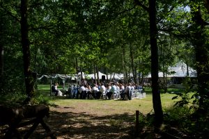 ceremonie in het bos