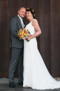 bruidspaar met vrolijk boeket