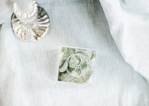 trouwringen in acryl ringendoosje