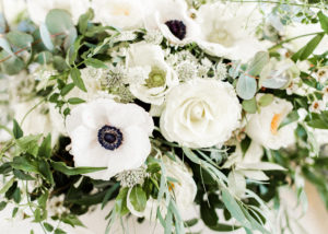 bloemstuk wit en groen tinten Wedding Eve