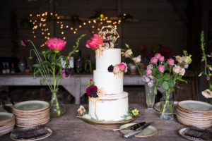 bruidstaart goud met bloemen