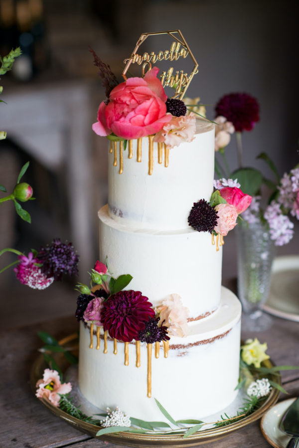 bruidstaart gouden drie en bloemen