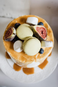 hippe bruidstaart met topping Wedding Eve