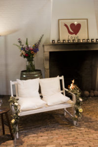 Trouwbankje met bloemen Wedding Eve