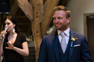 Verliefde bruidegom Wedding Eve
